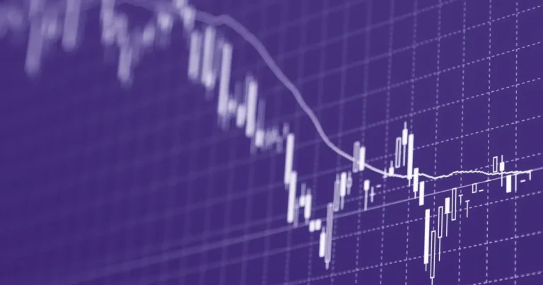 Bitcoin derrete 10% com fuga recorde dos ETFs e pressão dos juros