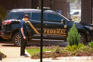 “Está muito mal”, diz Jair Renan após visitar Bolsonaro na prisão