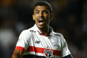 Luiz Gustavo faz forte desabafo e cobra diretoria do São Paulo
