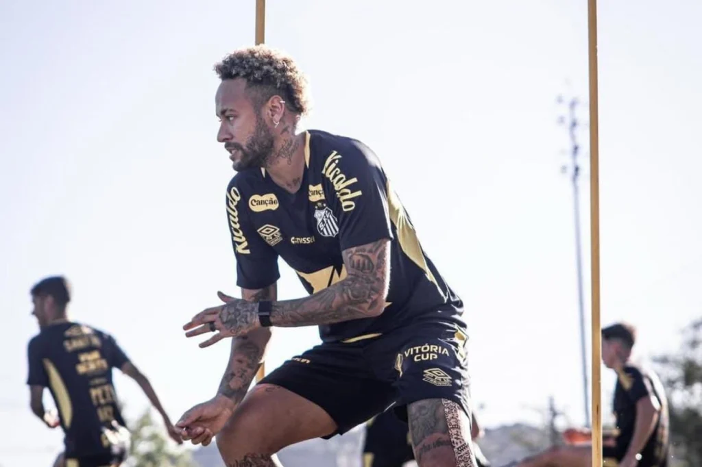 Mesmo lesionado, Neymar treina normalmente com elenco do Santos; veja