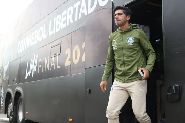 Palmeiras chega a Lima para final da Libertadores contra o Flamengo.Vejavídeo