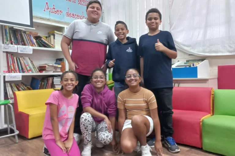 Com celular proibido, alunos trocam ChatGPT por perguntas ao professor