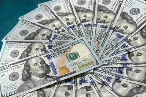 Dólar cai com mercado apostando em Flávio Bolsonaro fora do Planalto