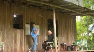 Menina de 11 anos ensina avô de 91 a ler e escrever agora