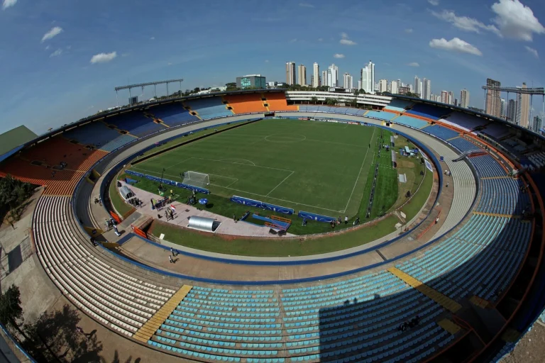 Governo de Goiás reforma estádio Serra Dourada em 2028 com instalações modernas