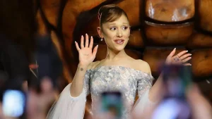 Homem que agarrou Ariana Grande no tapete vermelho é retirado de show de Lady Gaga