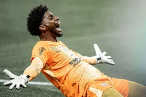 Hugo Souza desafia Gabigol em pênalti com o feeling