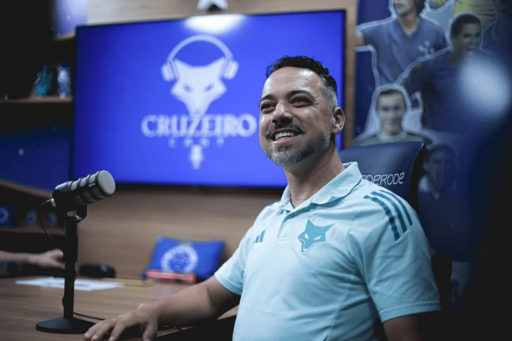 Jonas Urias é eleito o melhor técnico do futebol feminino pela CBF