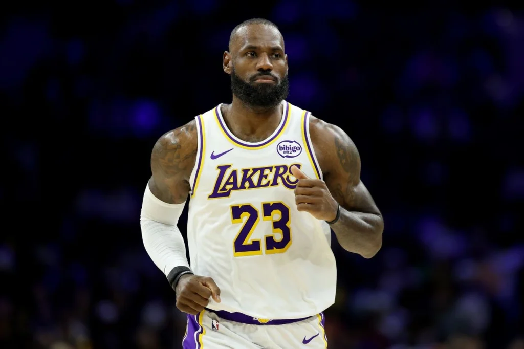 Lakers vencem 76ers e Lebron James atinge marca histórica na NBA