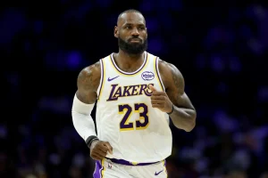 Lakers vencem 76ers e Lebron James atinge marca histórica na NBA
