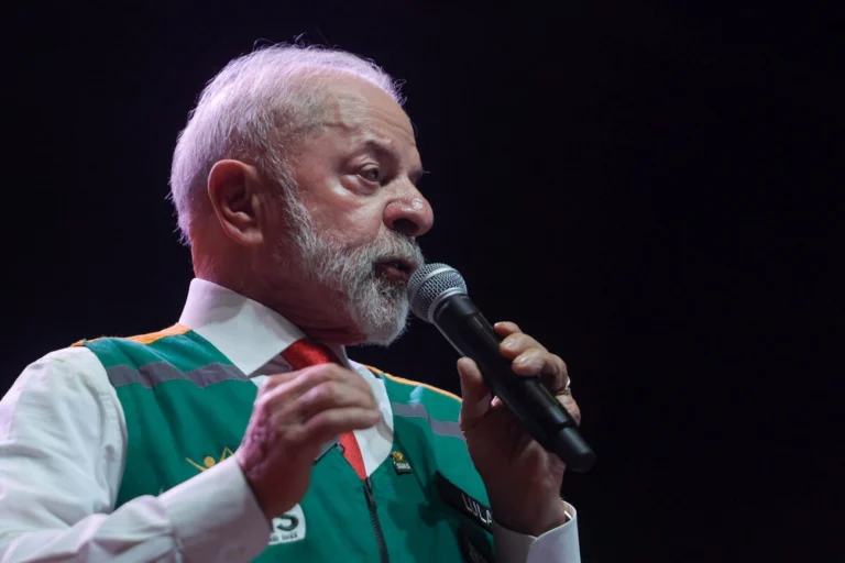 Lula decide agora sobre veto que pode livrar Bolsonaro