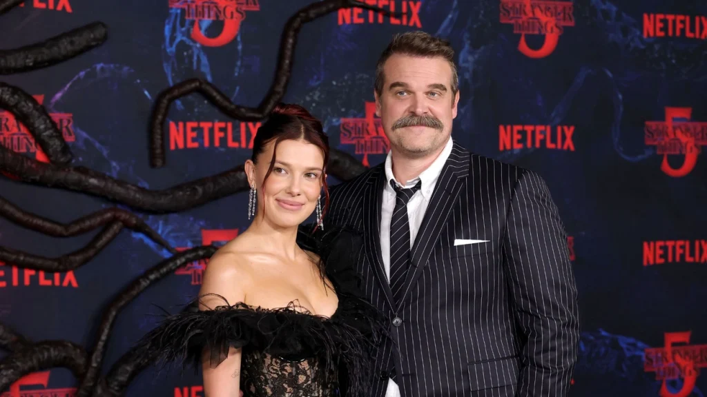 Millie Bobby Brown diz que ela e David Harbour têm um ‘ótimo relacionamento’ em meio a rumores de bullying