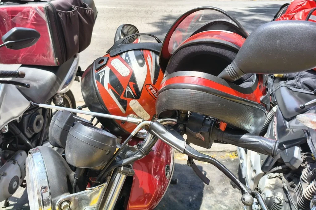 Motociclistas se dividem entre maior risco e mais ganhos com mototáxi