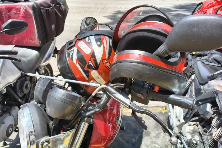 Motociclistas se dividem entre maior risco e mais ganhos com mototáxi