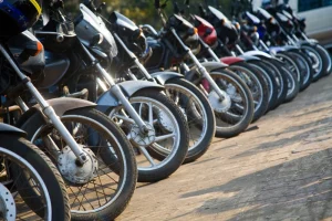 Mototáxi: PL veda circulação no centro expandido e exige placa vermelha