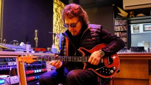 Brian May dá a Tony Iommi réplica canhota da Red Special agora