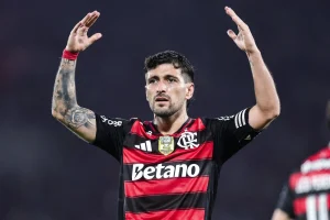 Prêmio Brasileirão: Arrascaeta é eleito o melhor jogador pela CBF