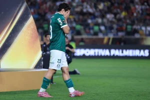 Raphael Veiga diz que há poucas respostas para derrota na Libertadores