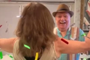 Raul Gil aparece dançando com a filha após barraco público; veja