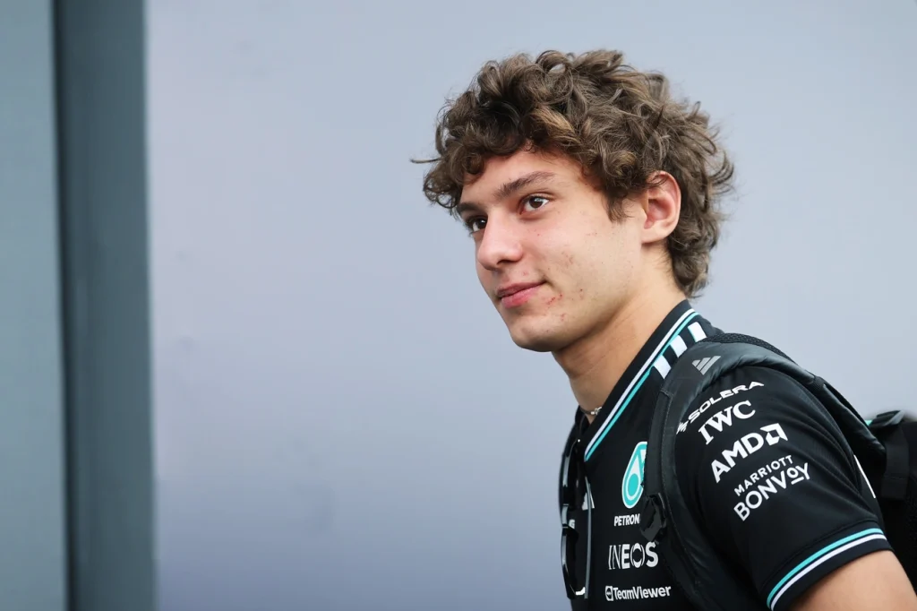 Red Bull se pronuncia após consultor acusar Antonelli de ajudar Norris