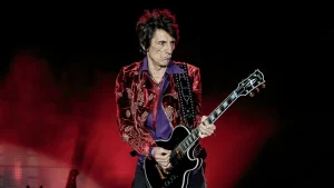 Ronnie Wood celebrou seu 50º aniversário nos Rolling Stones pintando a banda
