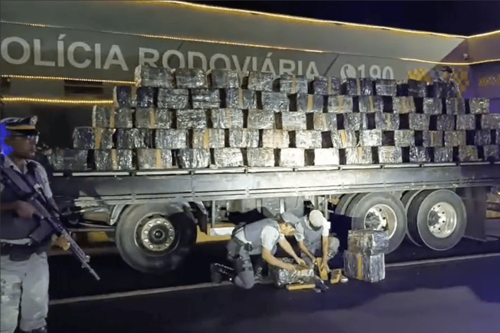 SP: PM prende motorista com 2 toneladas de maconha escondida em sucata