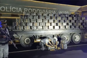 SP: PM prende motorista com 2 toneladas de maconha escondida em sucata