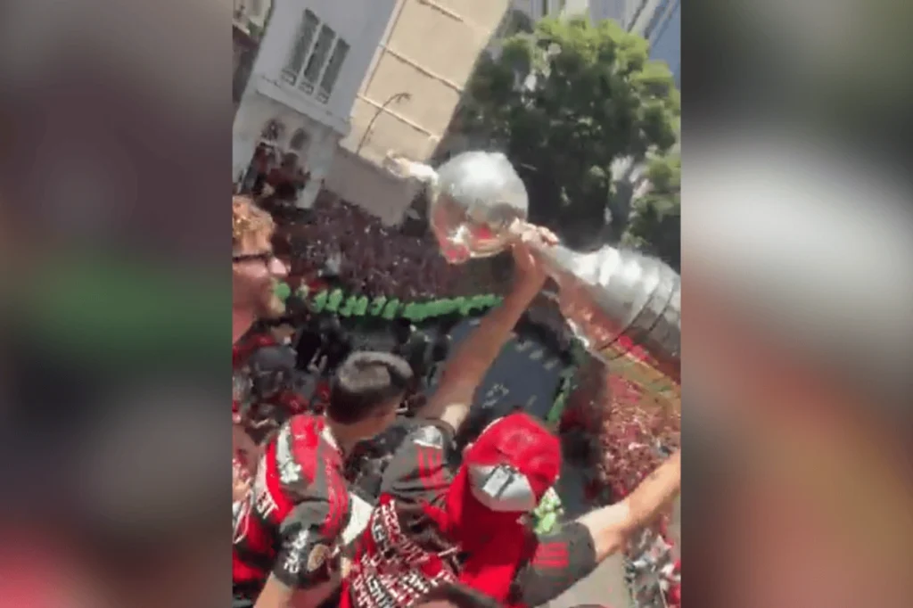 Taça da Libertadores aparece remendada durante comemoração do título.Vejavídeo Taça da Libertadores aparece remendada durante comemoração do título.Vejavídeo