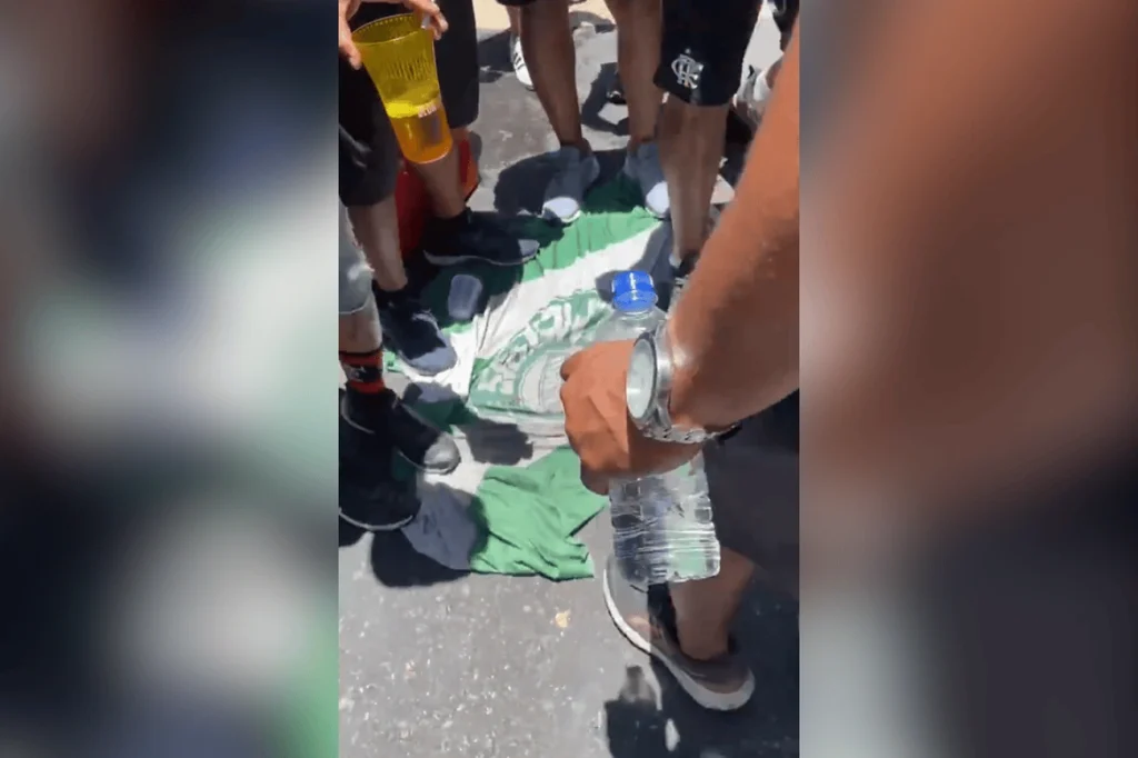 Torcida do Flamengo pisoteia bandeira do Palmeiras em comemoração Torcida do Flamengo pisoteia bandeira do Palmeiras em comemoração