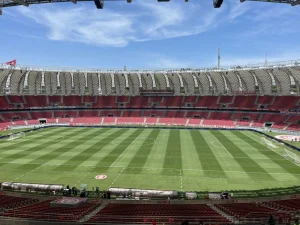 Torcida do Internacional estende faixas de protesto no Beira-Rio