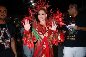 Virginia polemiza ao dançar ponto de macumba em esquenta da Grande Rio