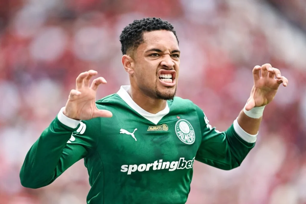 Vitor Roque fica no Palmeiras? Atacante comenta sobre futuro no Verdão