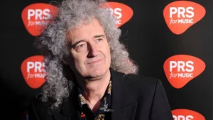 Brian May rebate Glastonbury hoje por causa de abate de texugos