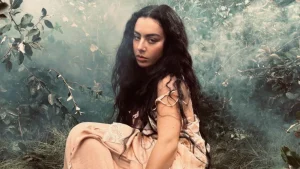 Charli XCX encerra onda Brat agora para estrelar filme The Moment no Sundance