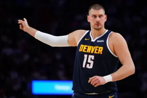 Jokic lidera disputa por MVP da NBA mesmo lesionado agora