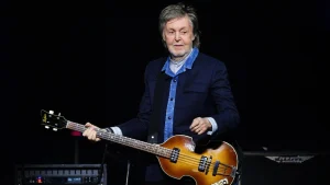 Paul McCartney transforma o baixo agora