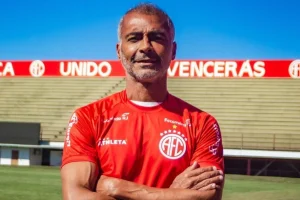 Romário escolhe centroavante ideal agora para Copa 2026