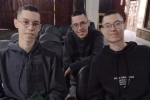 Trigêmeos tiram Título de Eleitor juntos agora e causam surpresa em cartório