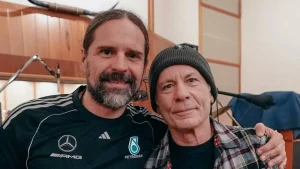 Andreas Kisser agora em novo álbum de Bruce Dickinson