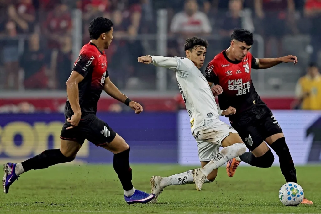 Athletico-PR vence Santos nos acréscimos e chega a 100% no Brasileirão hoje