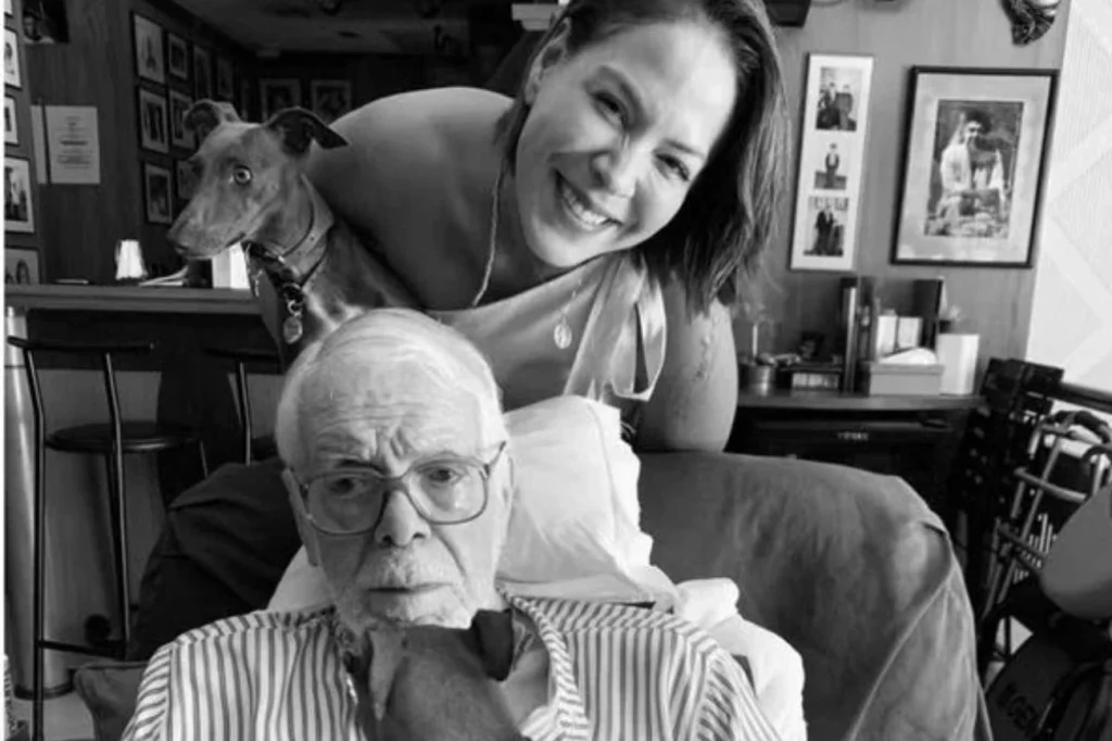Júlia Almeida fala sobre morte do pai Manoel Carlos após um mês de luto