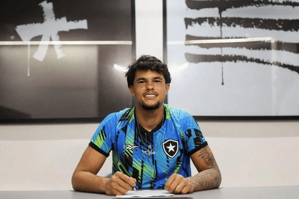 Bruninho, filho do goleiro Bruno, assina contrato profissional com Botafogo hoje