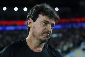 Diniz briga com Nuno Moreira na estreia do Vasco hoje