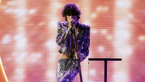 Sombr lança clipe de Homewrecker agora, cantor retorna ao cenário musical com pop animado no velho oeste